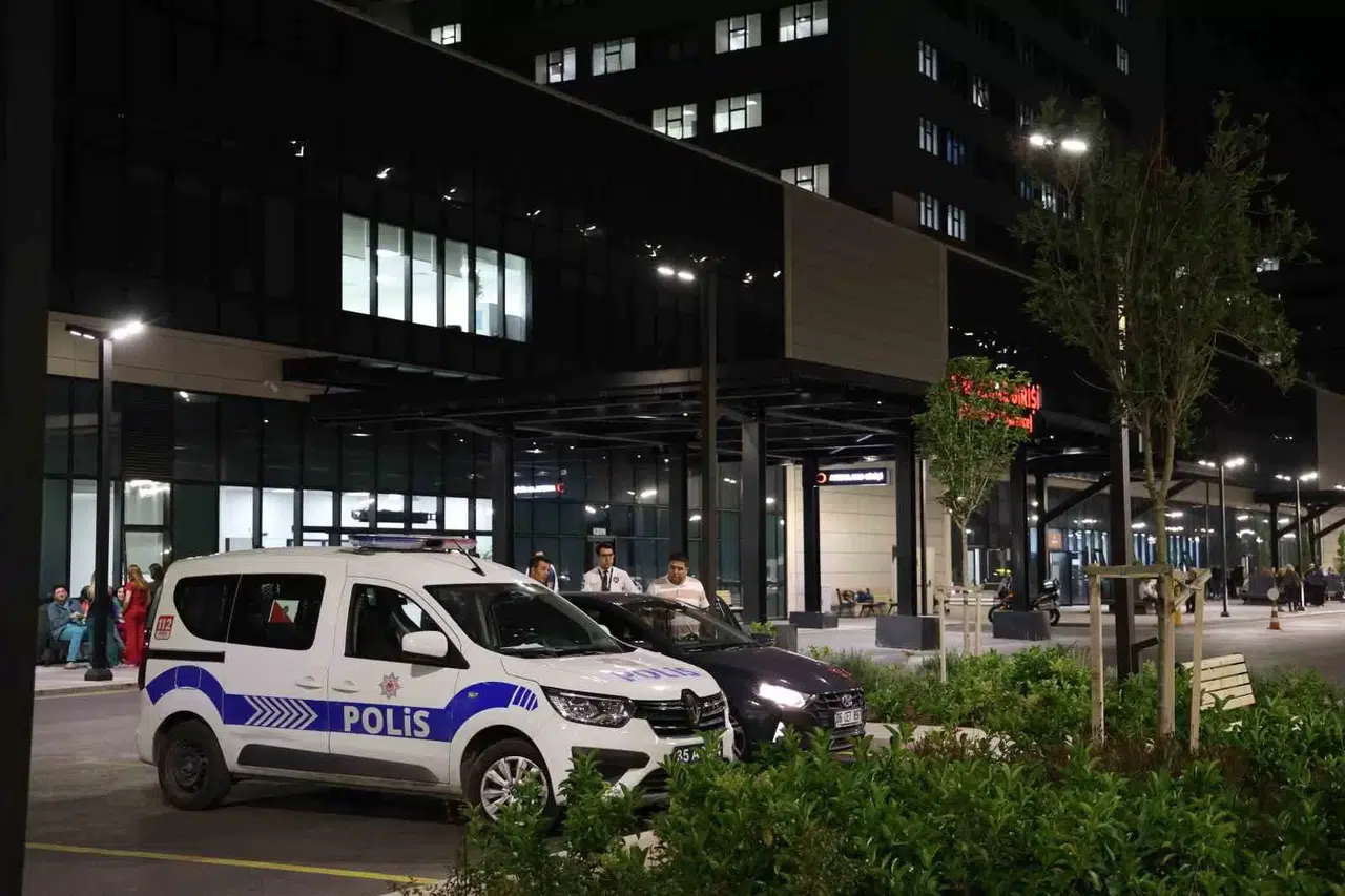 İzmir’de Doktor ve Sağlık Çalışanları Kendilerini Odaya Kilitledi, Tehdit Şüphelisi Tutuklandı