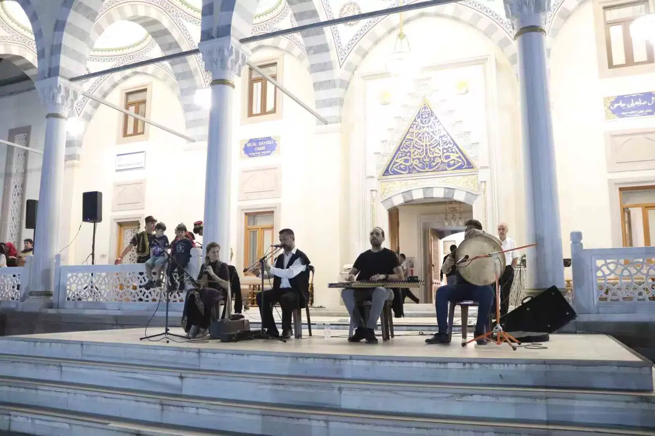 İzmir’de Teravih Sonrası Tasavvuf Musikisi Keyfi