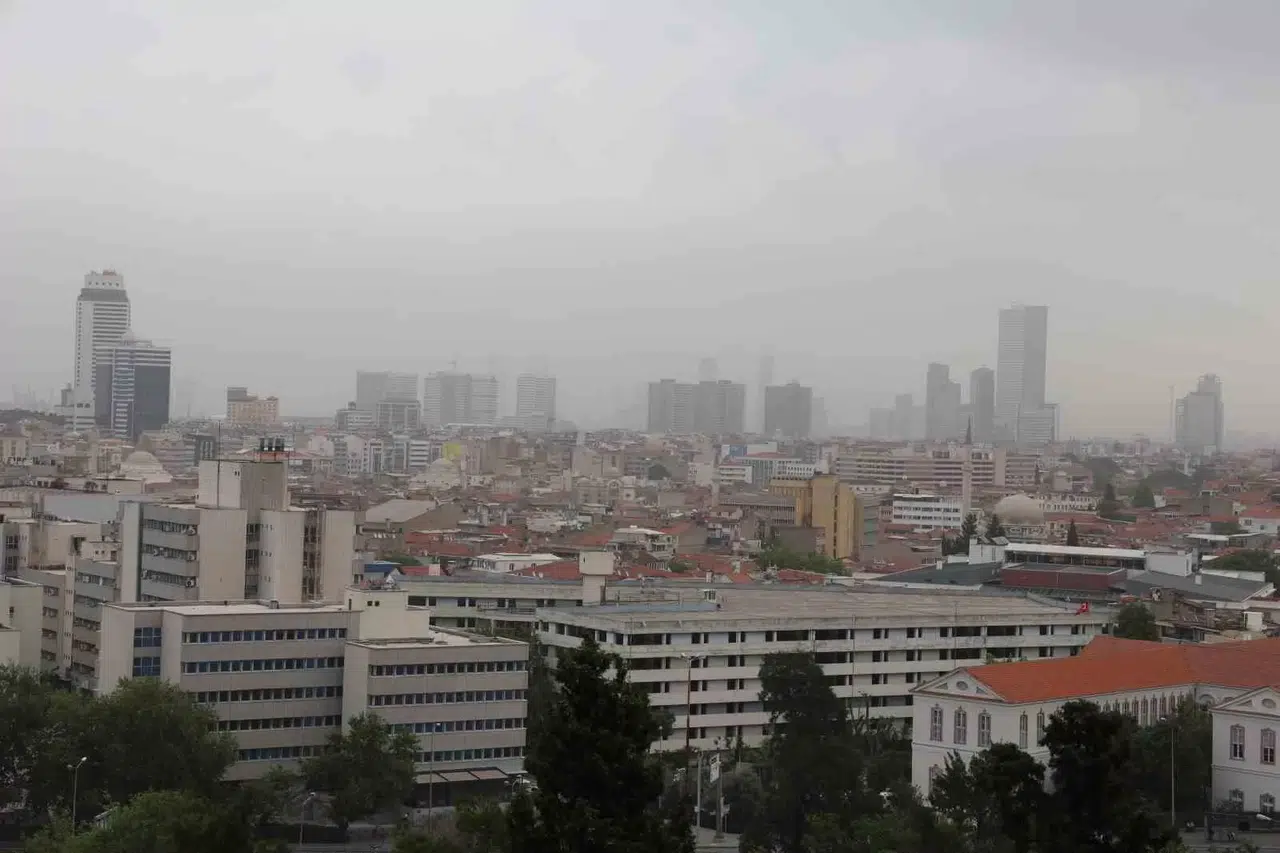 İzmir’e Sis Değil, Çöl Tozu Bulutu Çöktü: Göz Gözü Görmedi