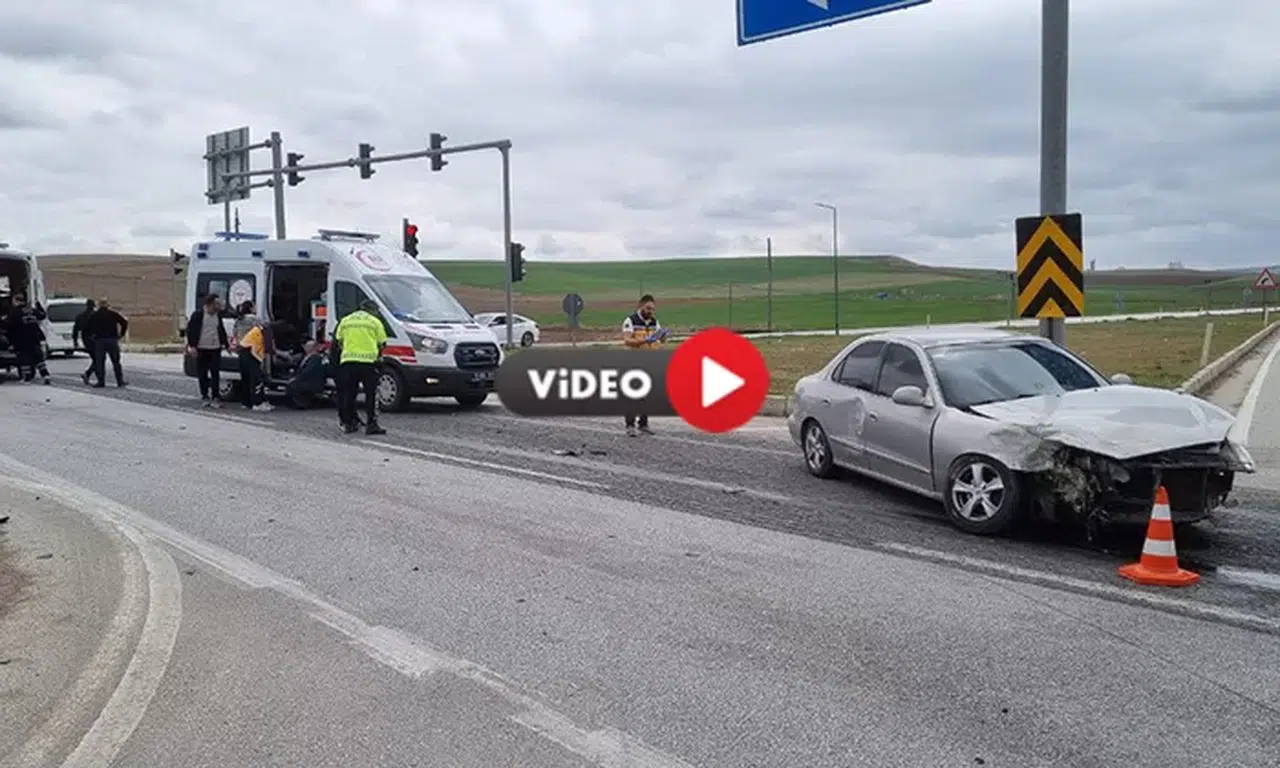 Hafif Ticari Araç ile Otomobil Çarpıştı: Beş Yaralı