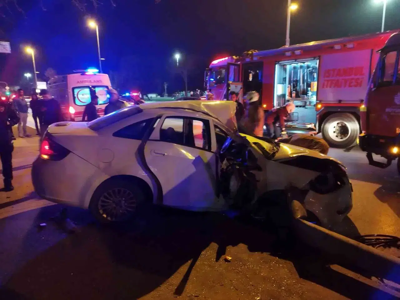 Kadıköy’de Denetimden Çıkan Araba Direğe Çarptı: 3 Yaralı