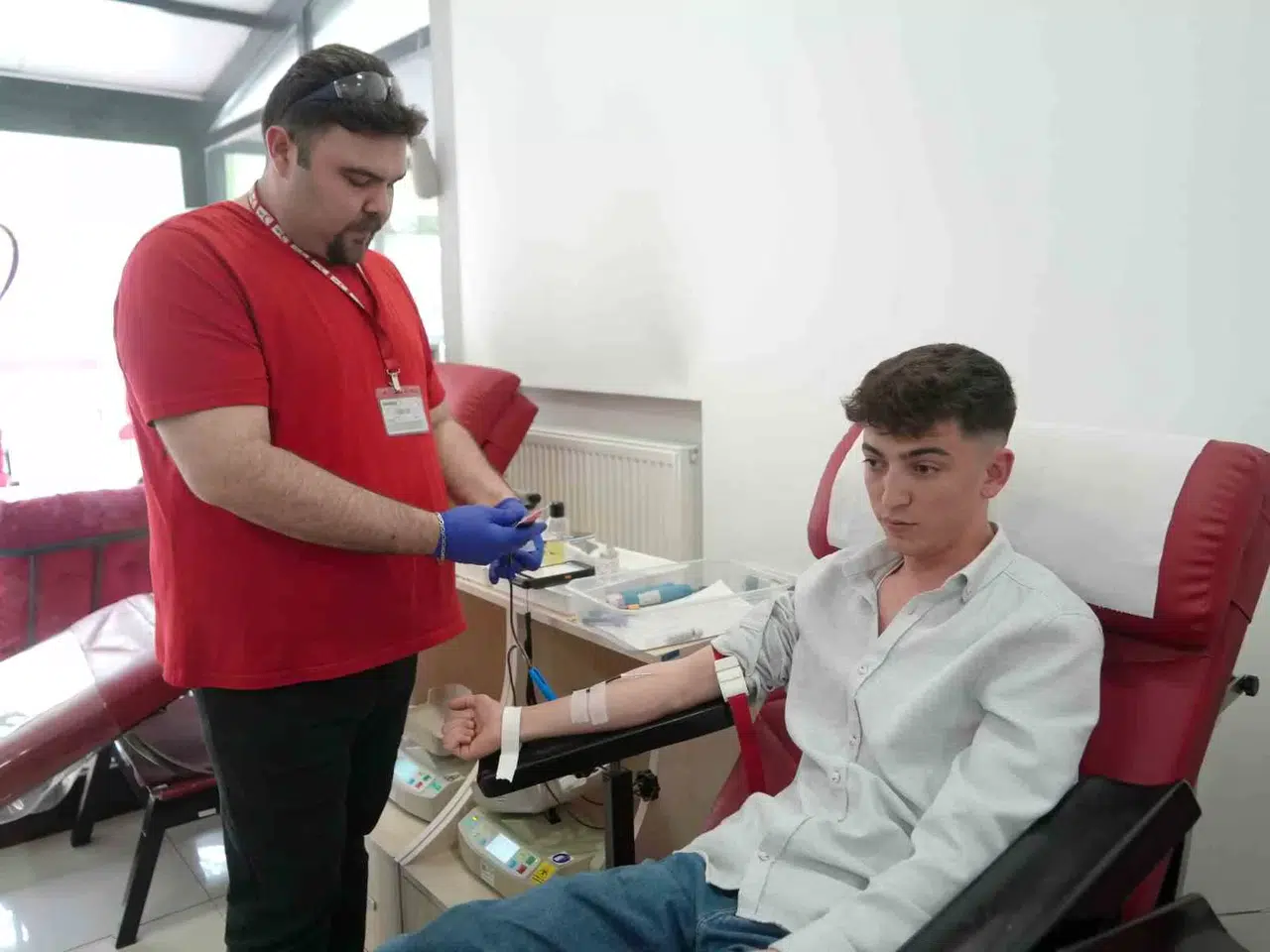 Kan Stokları Azaldı, Vatandaşlar Hasta Yakınları İçin Toplumsal Medyadan Kan Arayışına Giriyor