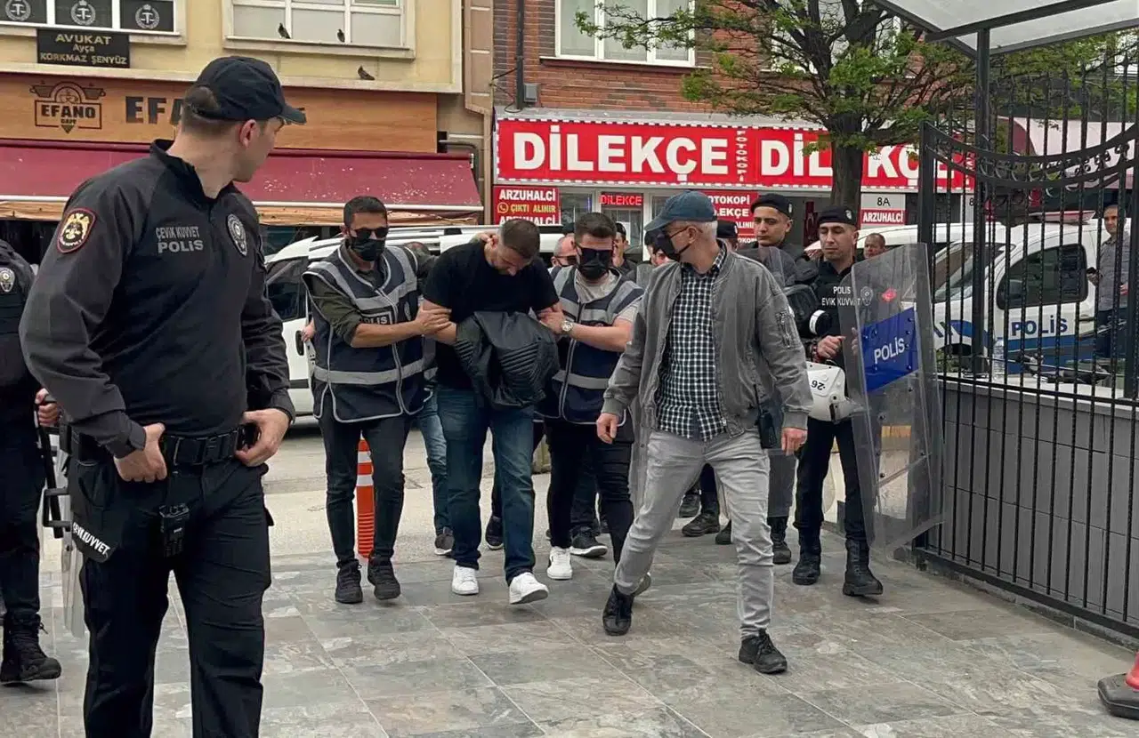 Kelime-İ Tevhid Yazılı Bayrakla Yürüyen Şahsa Müdahale Eden Şüphelinin Tabiri Ortaya Çıktı