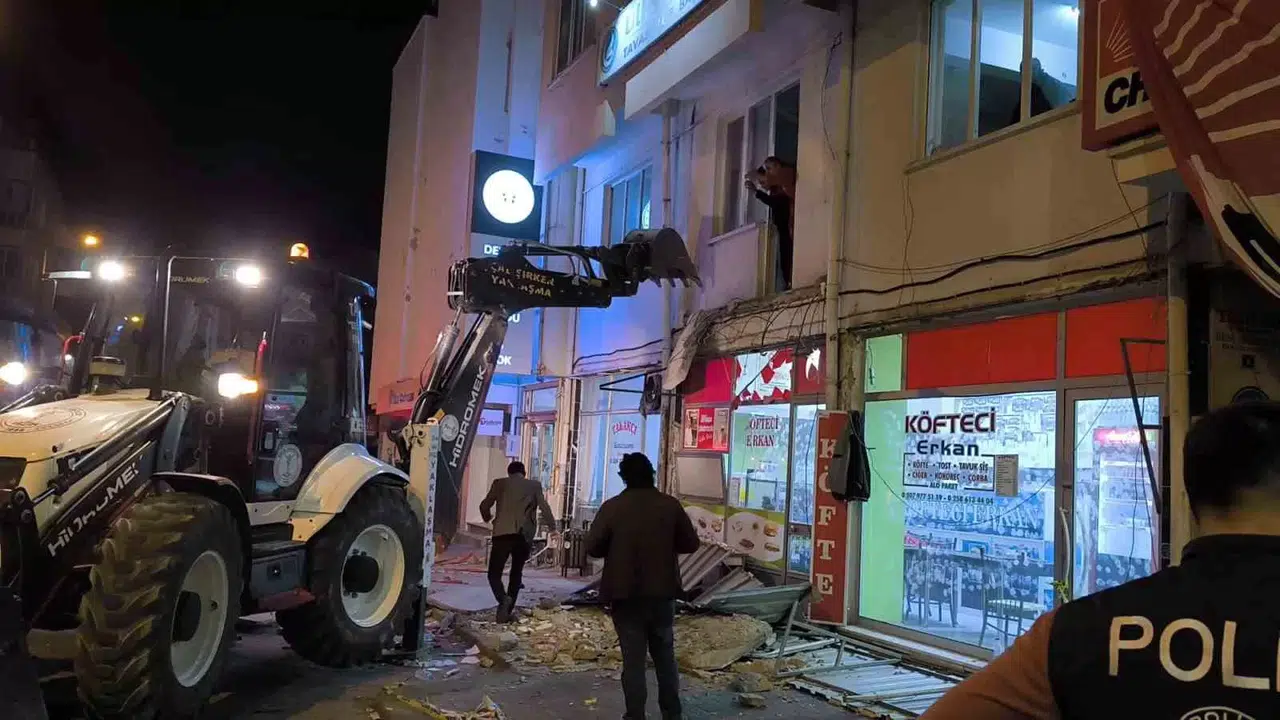 Kutlama Yapılan CHP İlçe Binasının Balkonu Çöktü: 3’ü Ağır 8 Yaralı