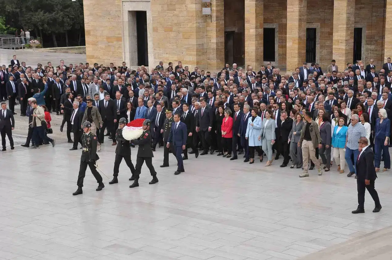 Lider Tugay ve İzmir’in İlçe Belediye Liderleri Anıtkabir’i Ziyaret Etti