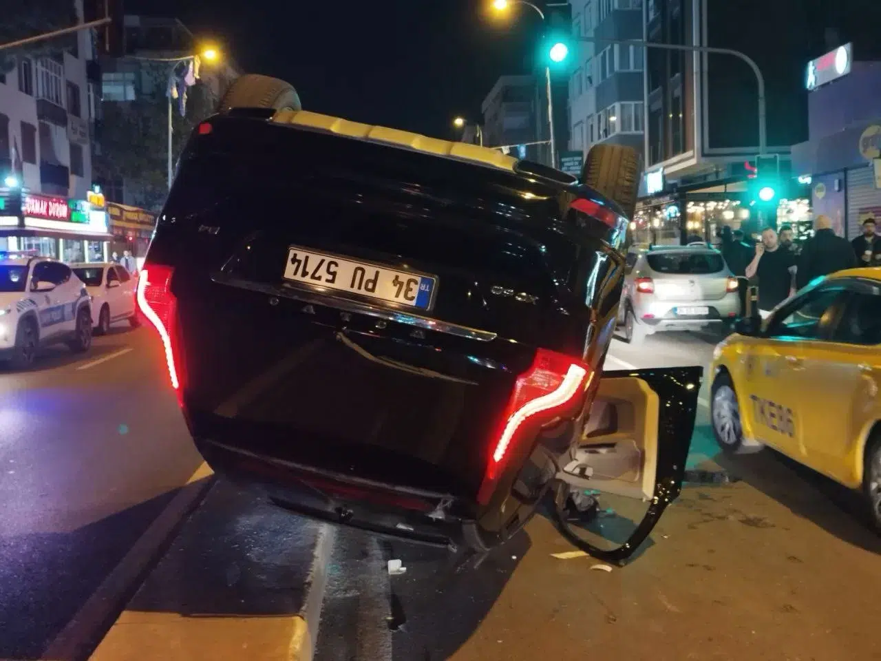 Maltepe’de Araba Park Edilmek İstenen Araca Çarpıp Takla Attı: 3 Yaralı