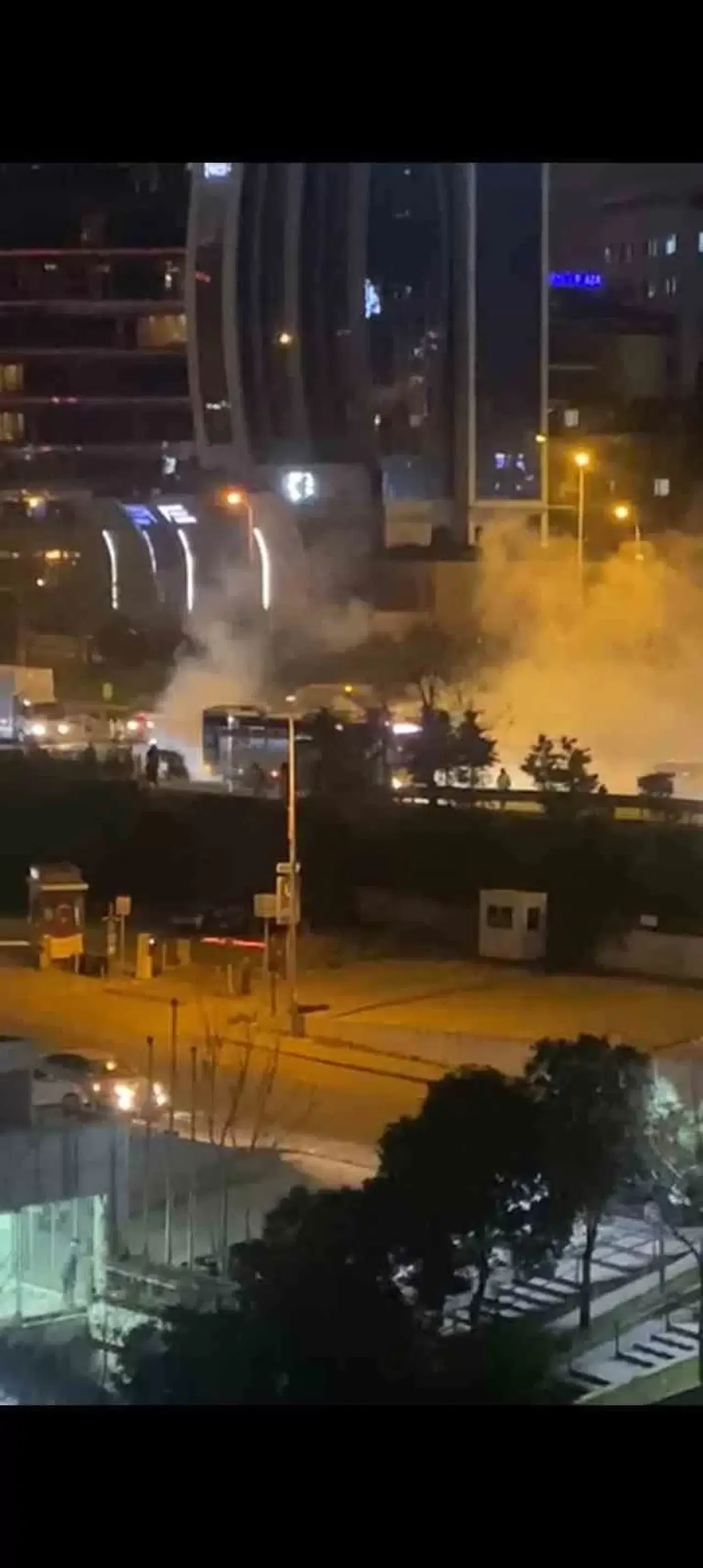 Maltepe’de Seyir Halindeki Otobüsten Dumanlar Yükseldi