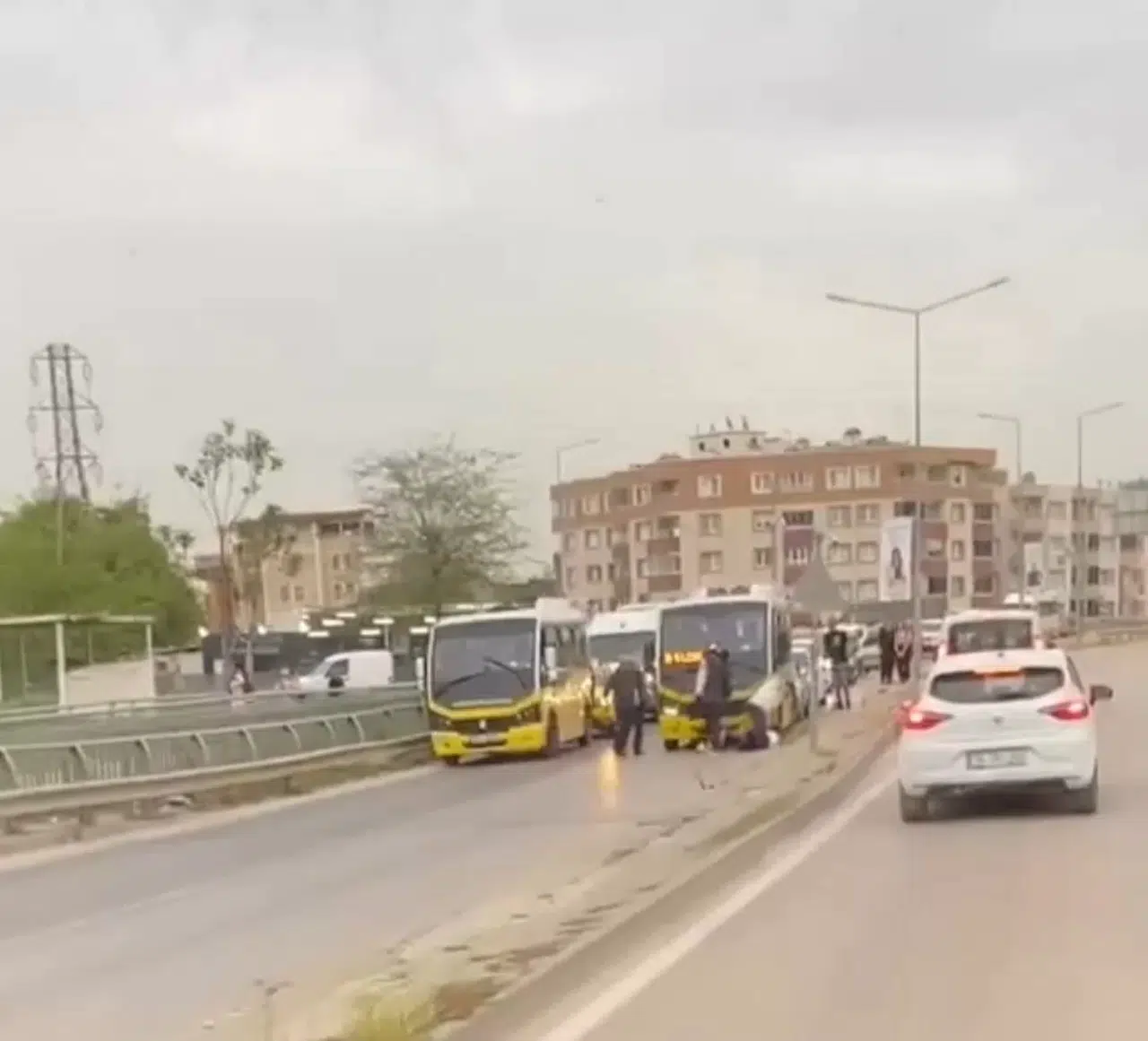 Minibüs Sürücülerinin Yumruklu Sopalı Arbedesi Kamerada