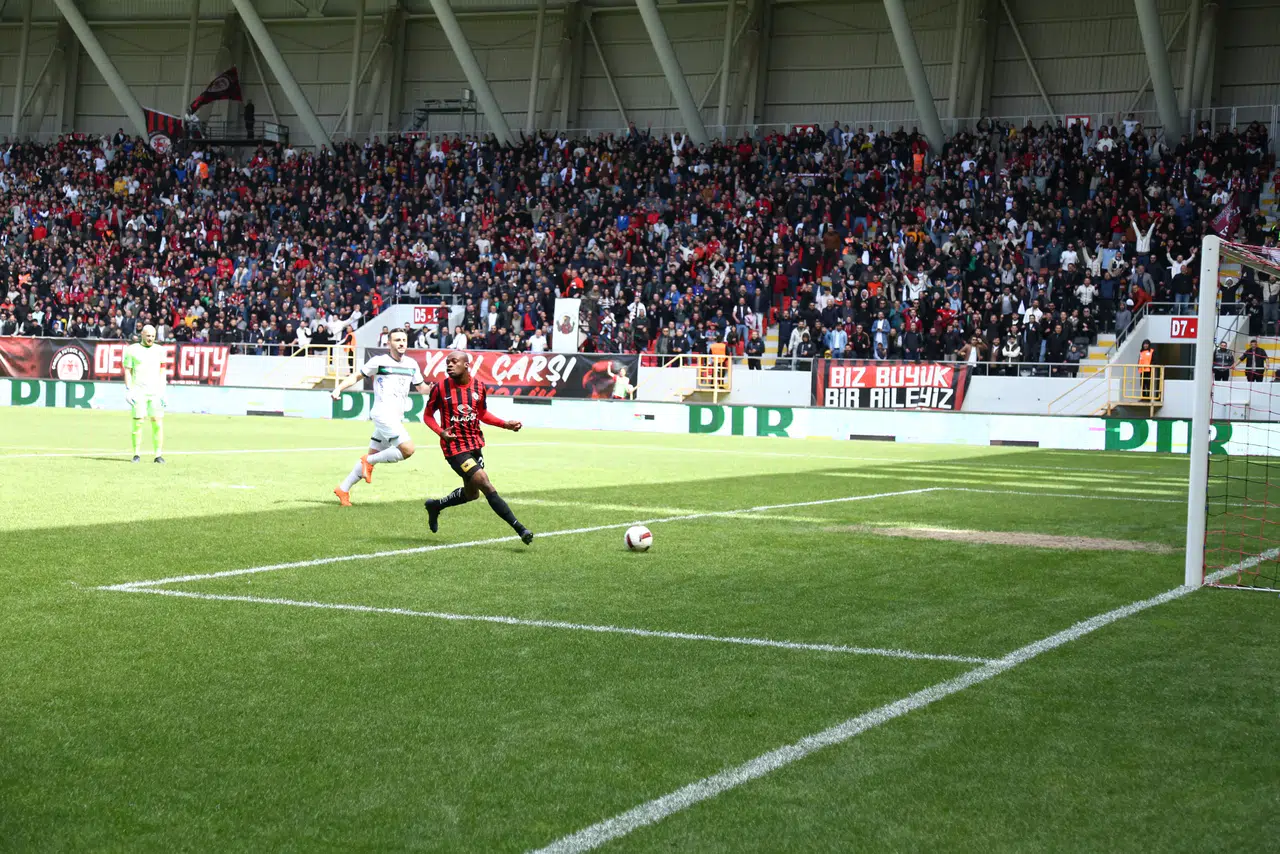 Geraldo’dan “No Look” Gol Vuruşu!