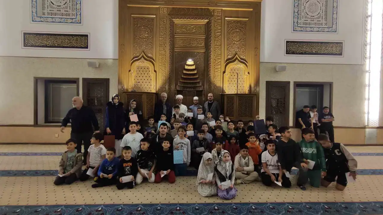 (Özel) Bursa’da Teravih Namazına En Çok Gelen Çocuklara Tablet ve Akıllı Saat Mükafatı