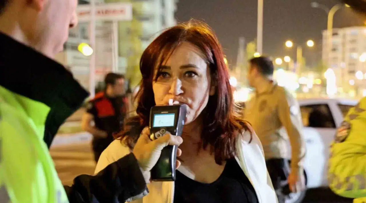 Polisin Alkollü Şoför ile İmtihanı: Üfleme Eğitimi Verilen Bayan 44. Seferde Başardı