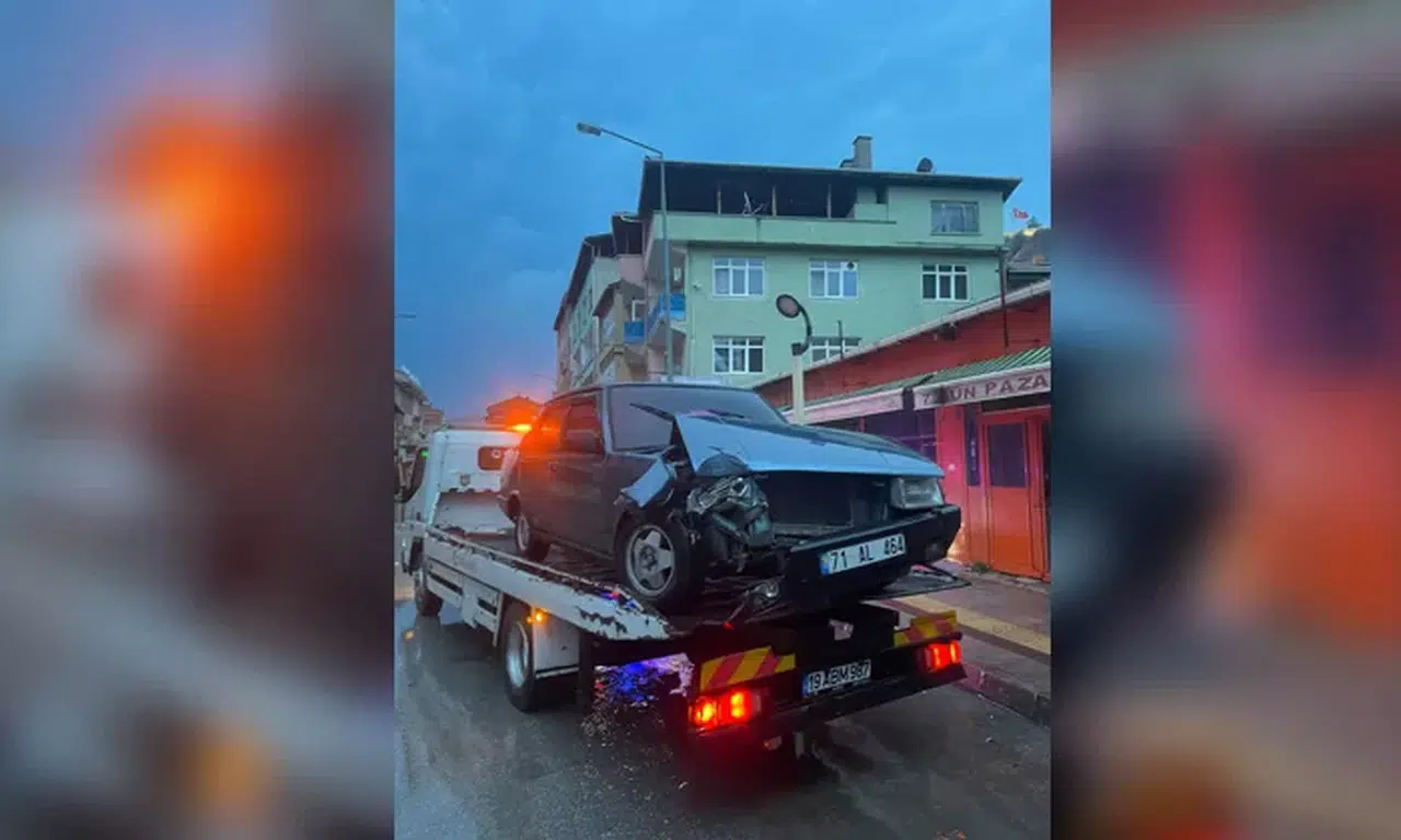 Otomobil Ağaca Çarptı, Sürücü Kaçtı