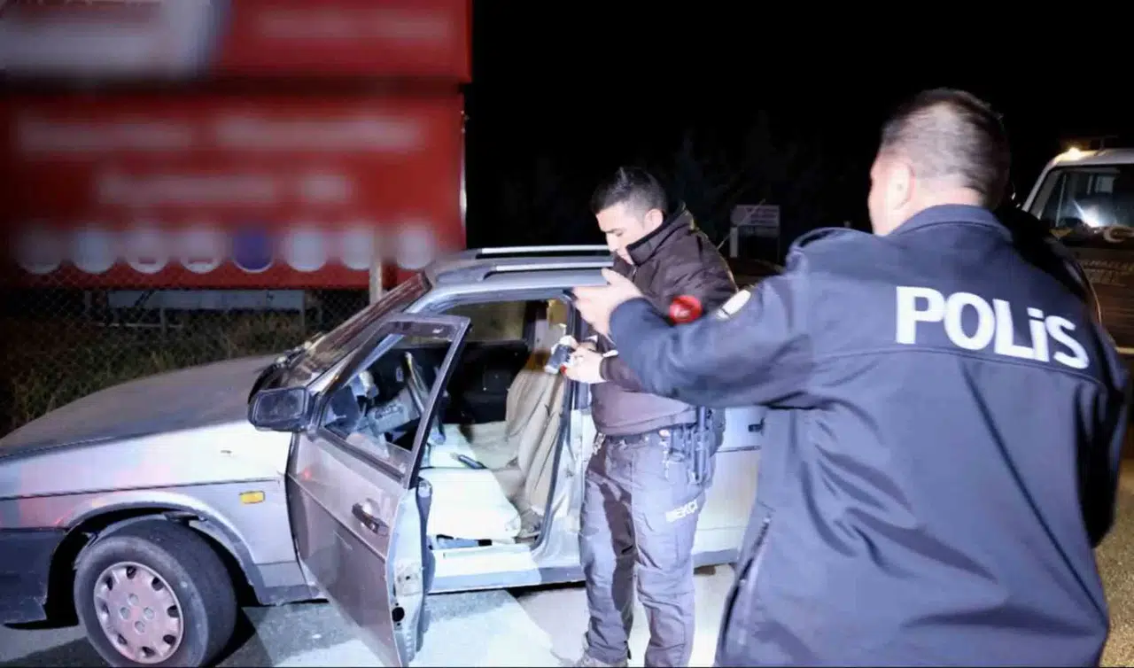 Ruhsatsız Tabanca ile Yakalandı, “Taşımıyorum Bozuk” Diyerek Tüfek Ruhsatı Gösterdi
