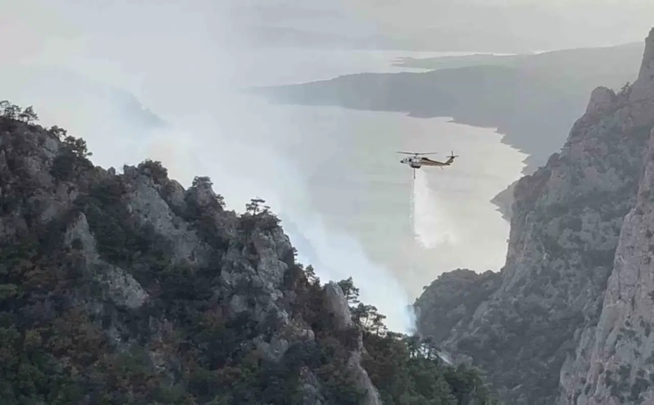 Şahinkaya Kanyonu’nda Orman Yangını: 1 Helikopter ve 2 Uçak Havadan Müdahale Etti