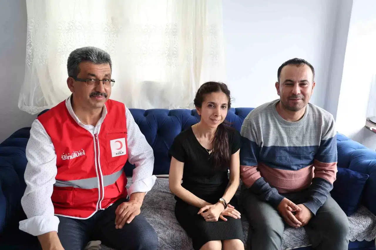 Şehit Ailesi Hataylı Depremzede Aileye Yuva Oldu