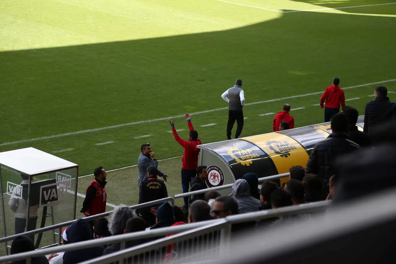 Tribünü Haraketlendirme Çabası Sonuçsuz Kaldı