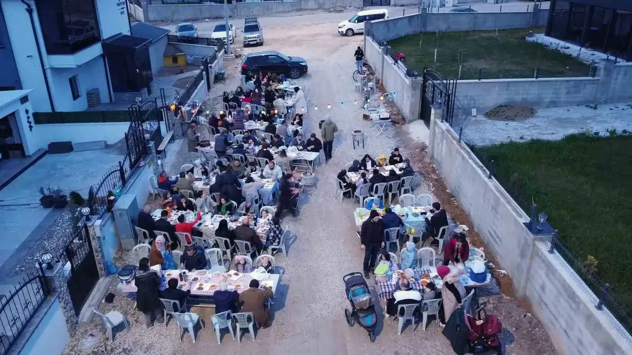 Tüm Mahalle Sakinleri Birebir Sofrada İftar Açtı
