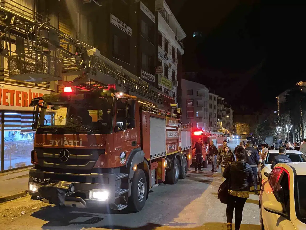 Tunceli’de Bina Boşluğunda Yangın: Mahsur Kalan Evcil Hayvanları İtfaiye Kurtardı