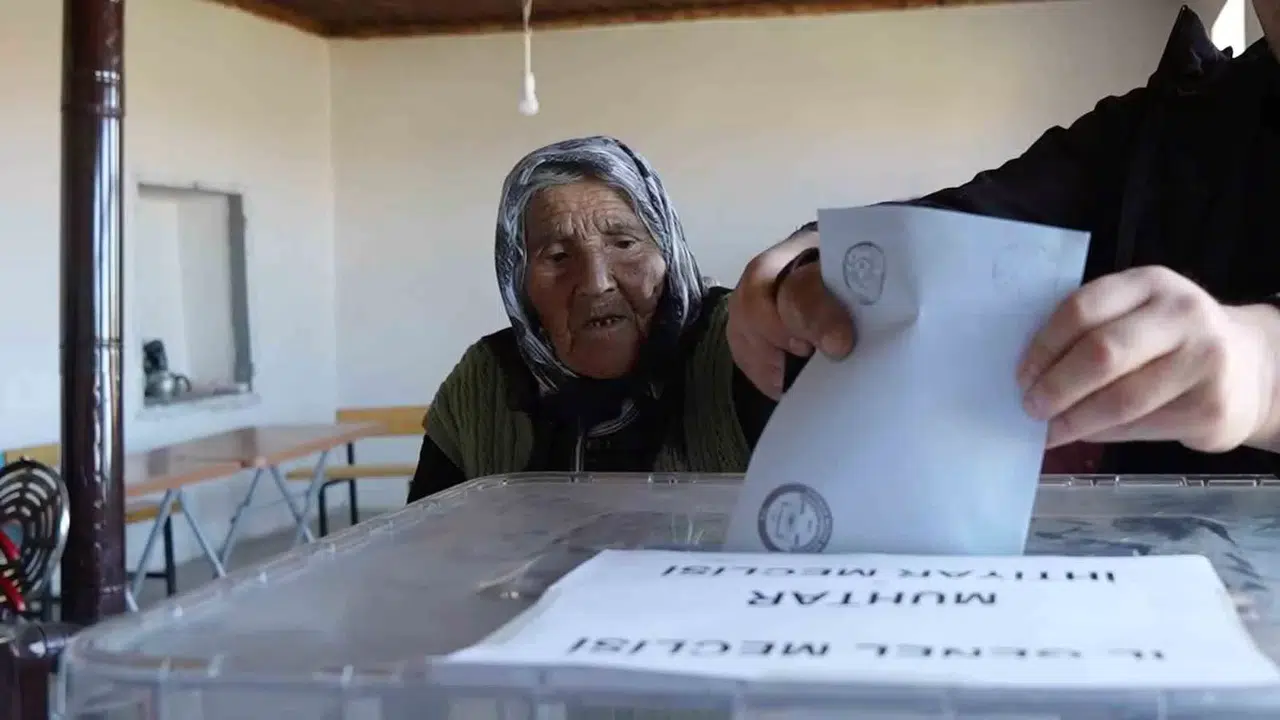 Türkiye’nin En Yaşlı Seçmeni 117 Yaşındaki İstek Nine Oyunu Kullandı