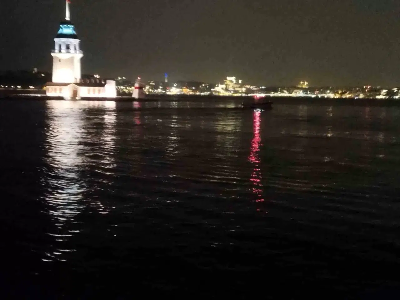 Üsküdar’da Denize Atlayan Adam Yüzerek Gözden Kayboldu