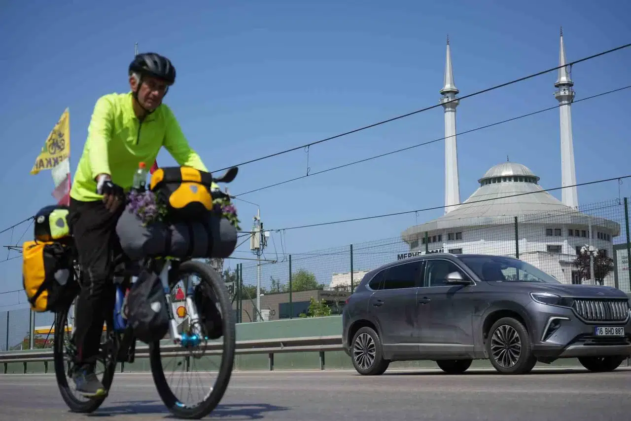 Üsküp’ten Mekke’ye Pedal Çeviren İkili, Bursa’da Mola Verdi