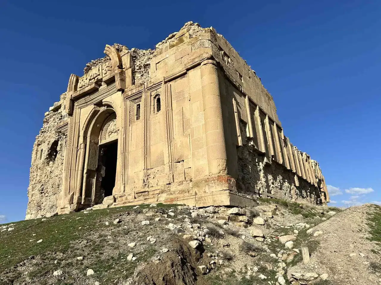 Van’ın Bin 700 Yıllık Kilisesi Ziyaretçilerini Bekliyor