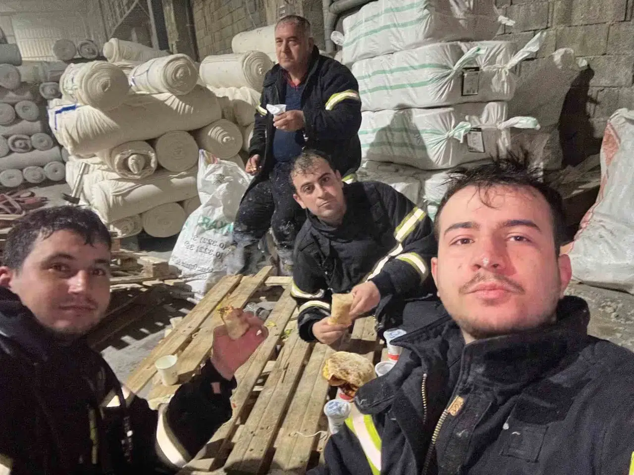 Yangına Giden İtfaiye Grupları İftarı Olay Yerinde Yaptı