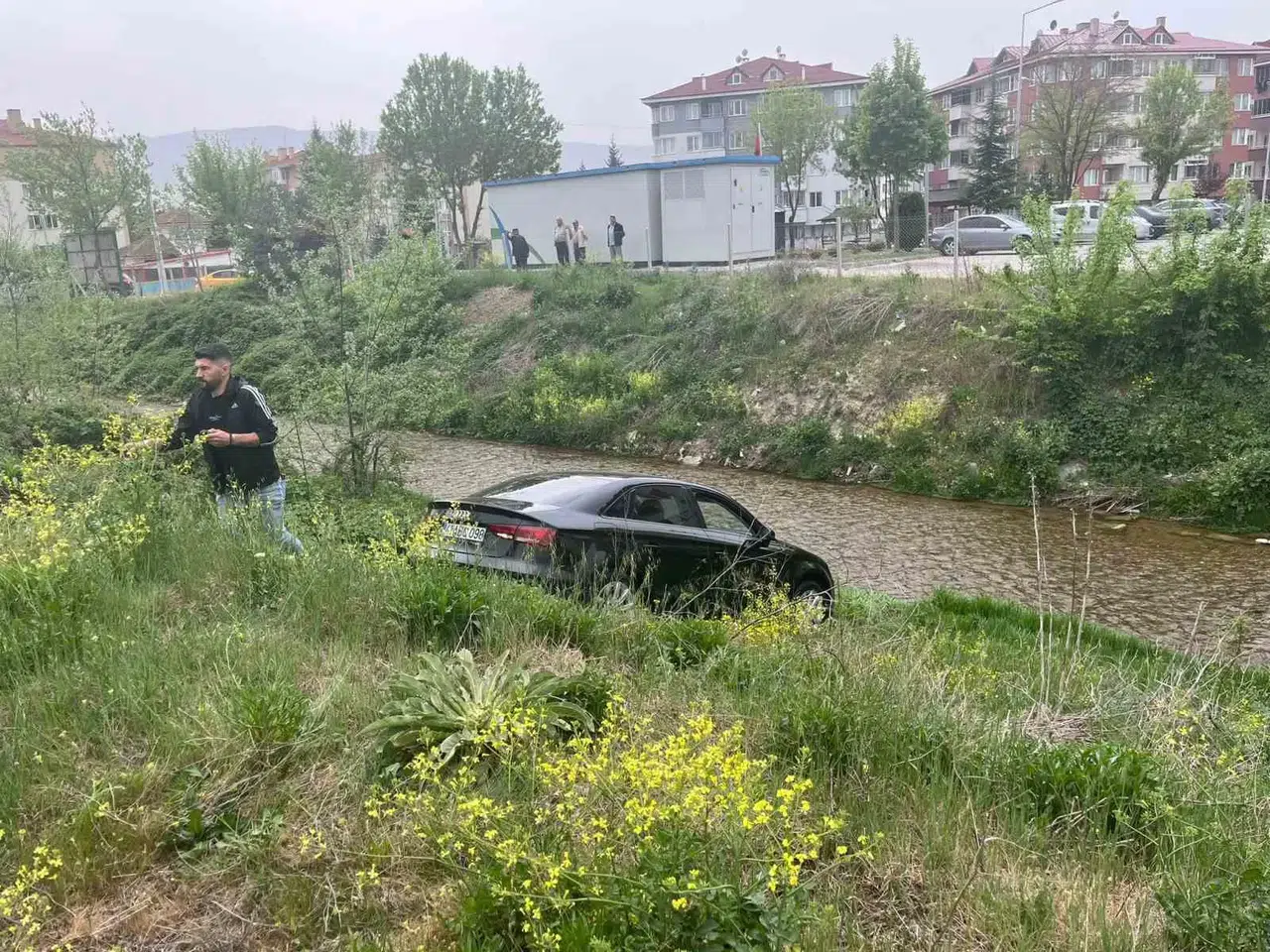Yolunu Kaybeden Vatandaş Gece Su Kanalına Uçtu, Sabah Arabasını Kurtarmaya Geldi