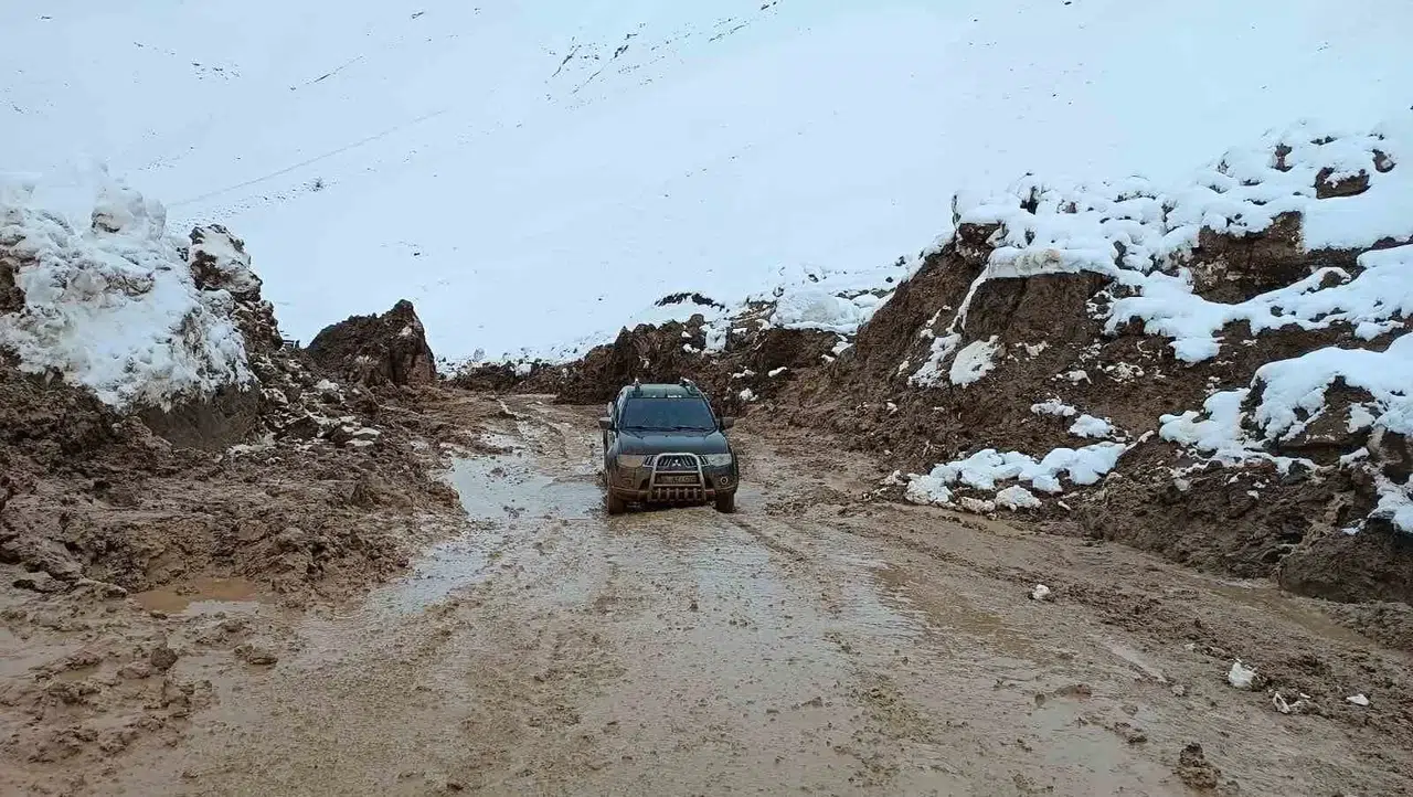 Yüksekova’da Heyelan Sonucu Kapan Köy Yolu Denetimli Olarak Açıldı