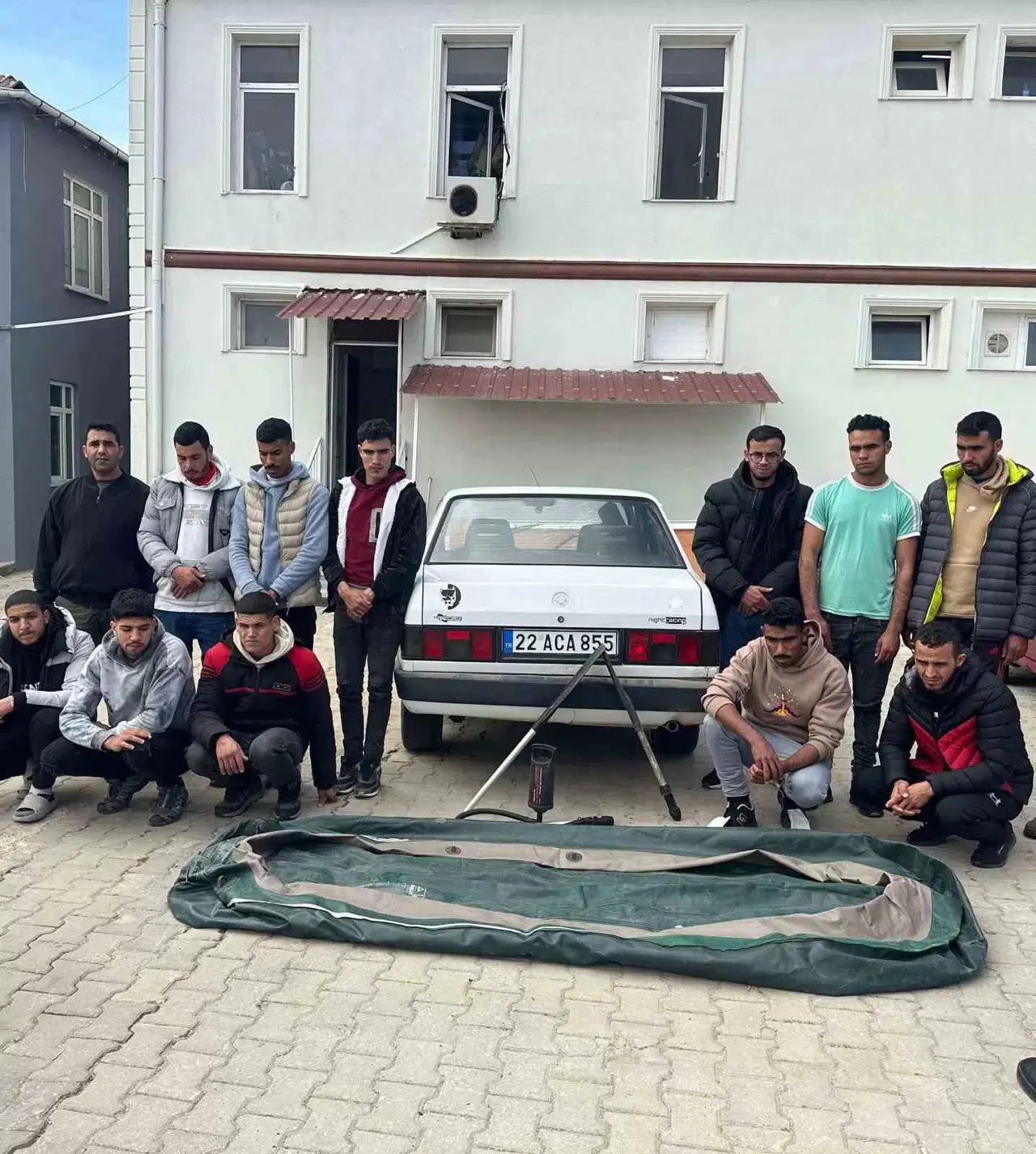 Yunanistan’a Bot ile Geçmeye Çalışan 15 Sistemsiz Göçmen Yakalandı