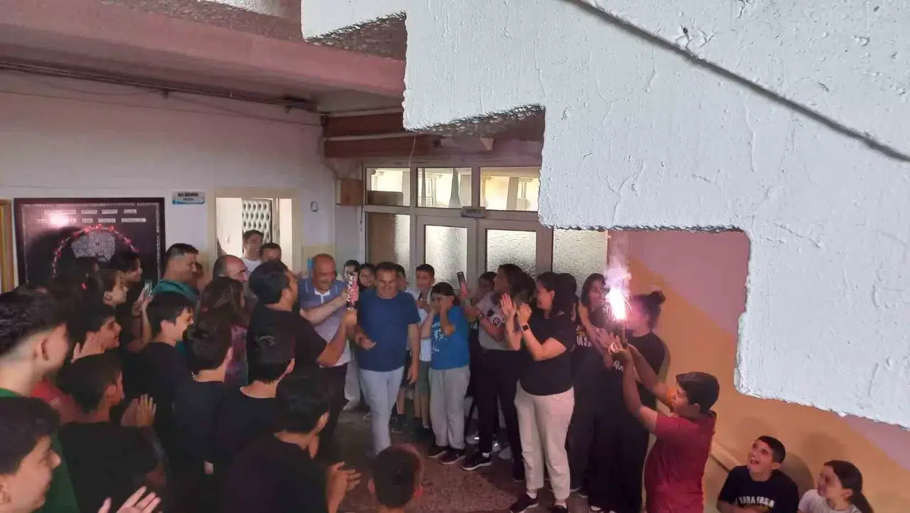 40 Yıldır Tıpkı Okulda Vazife Yapan "Kurtul Amca"Ya Yürek Isıtan Emeklilik Uğurlaması
