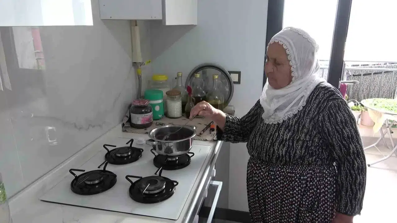 80 Yaşındaki Depremzede Bayan, Üretimi Tamamlanan Yeni Yuvasına Taşınmanın Memnunluğunu Yaşıyor