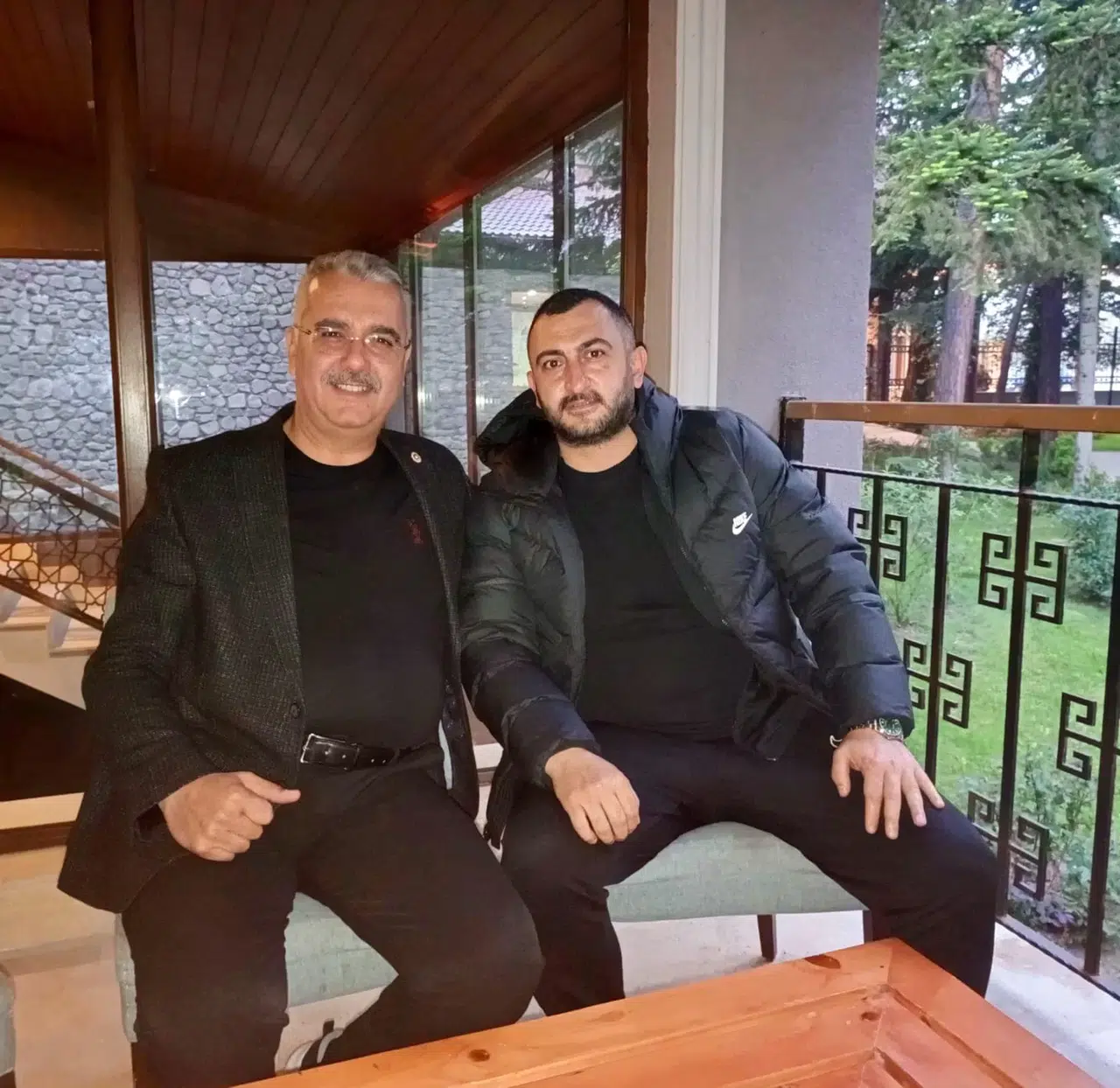 Ahlatcı, Kırmızı Şimşeklerin Yanında