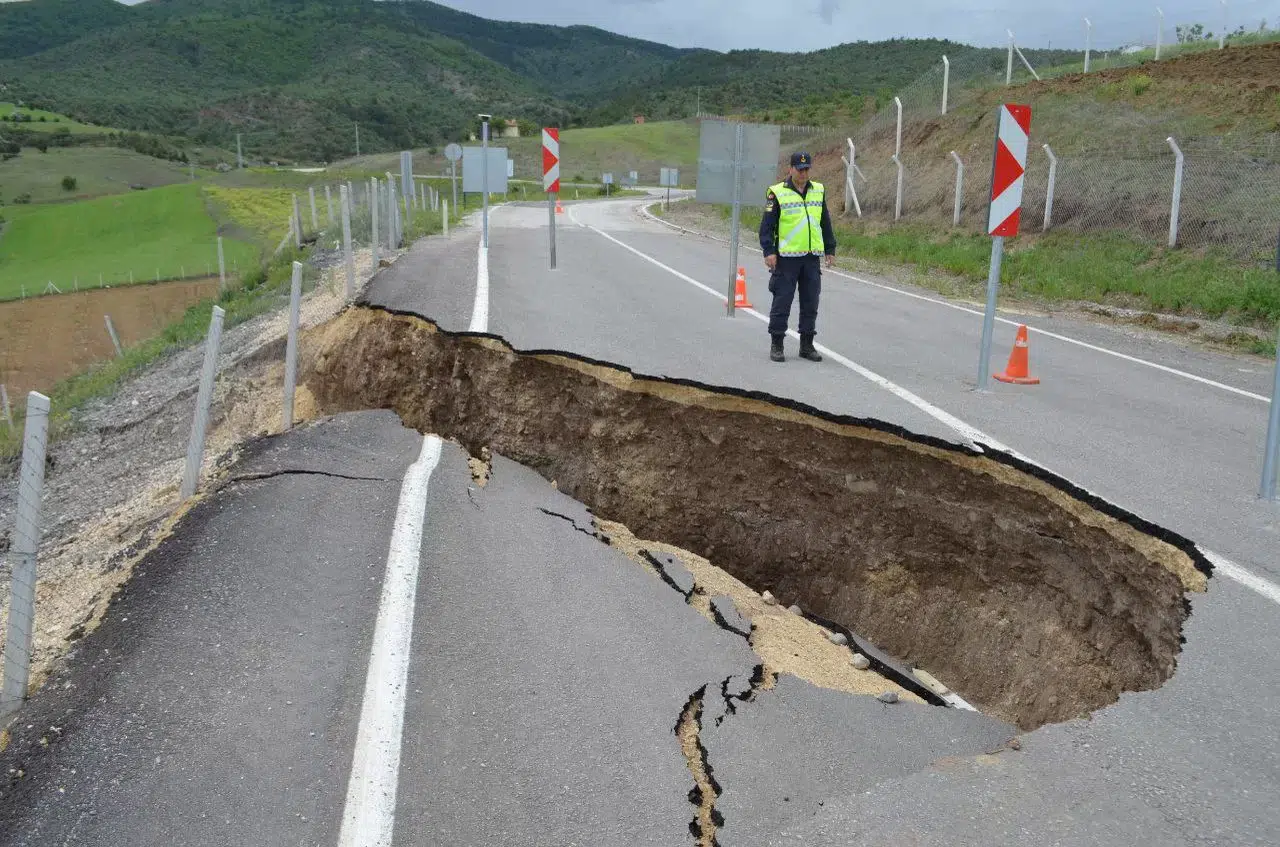 Çorum’daki Yolda Çukur Oluştu, Gören Dönüp Bir Daha Baktı