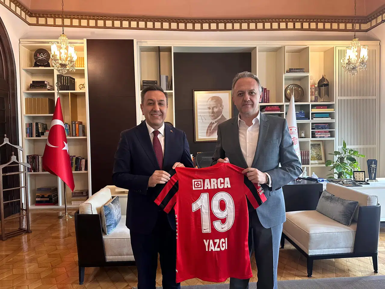 Dere Bakan Yardımcısına Forma Hediye Etti