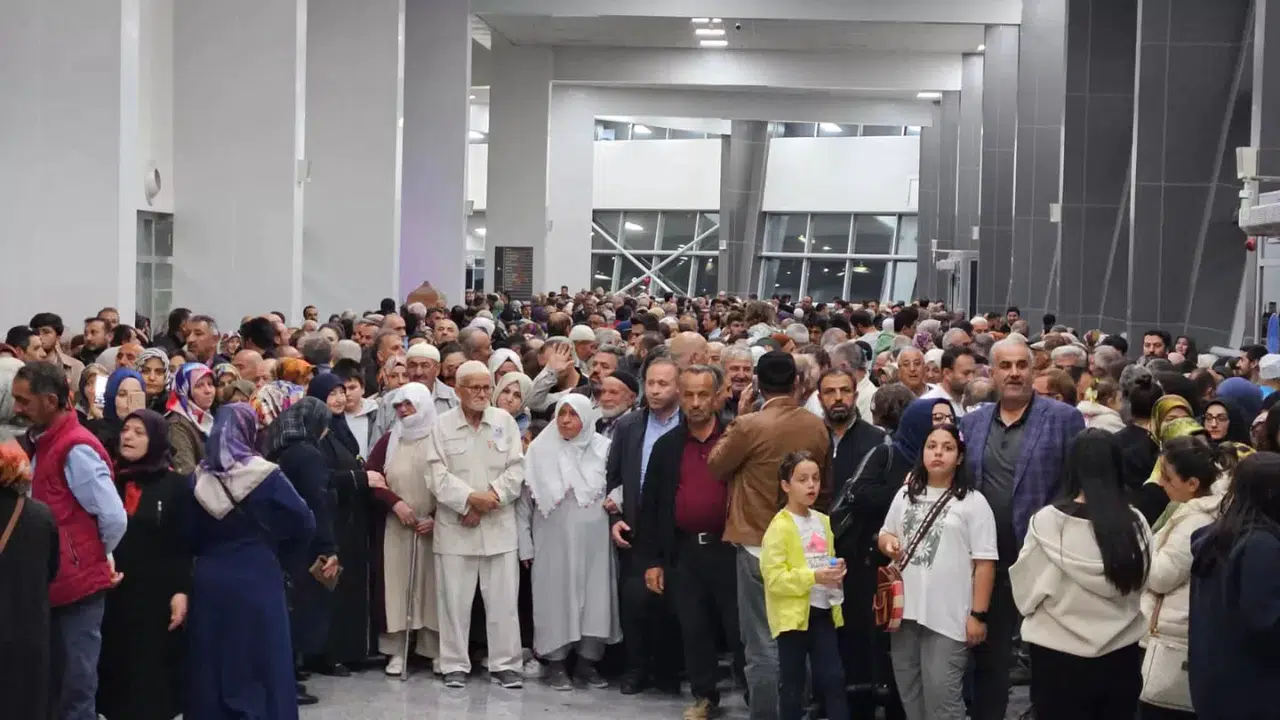 İlk Hac Kafilesi Dualarla Uğurlandı