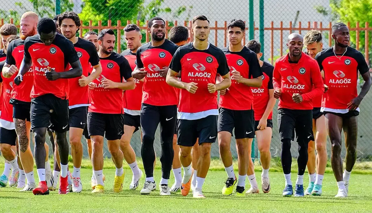 Kırmızı-Siyahlılarda Yüzler Gülüyor