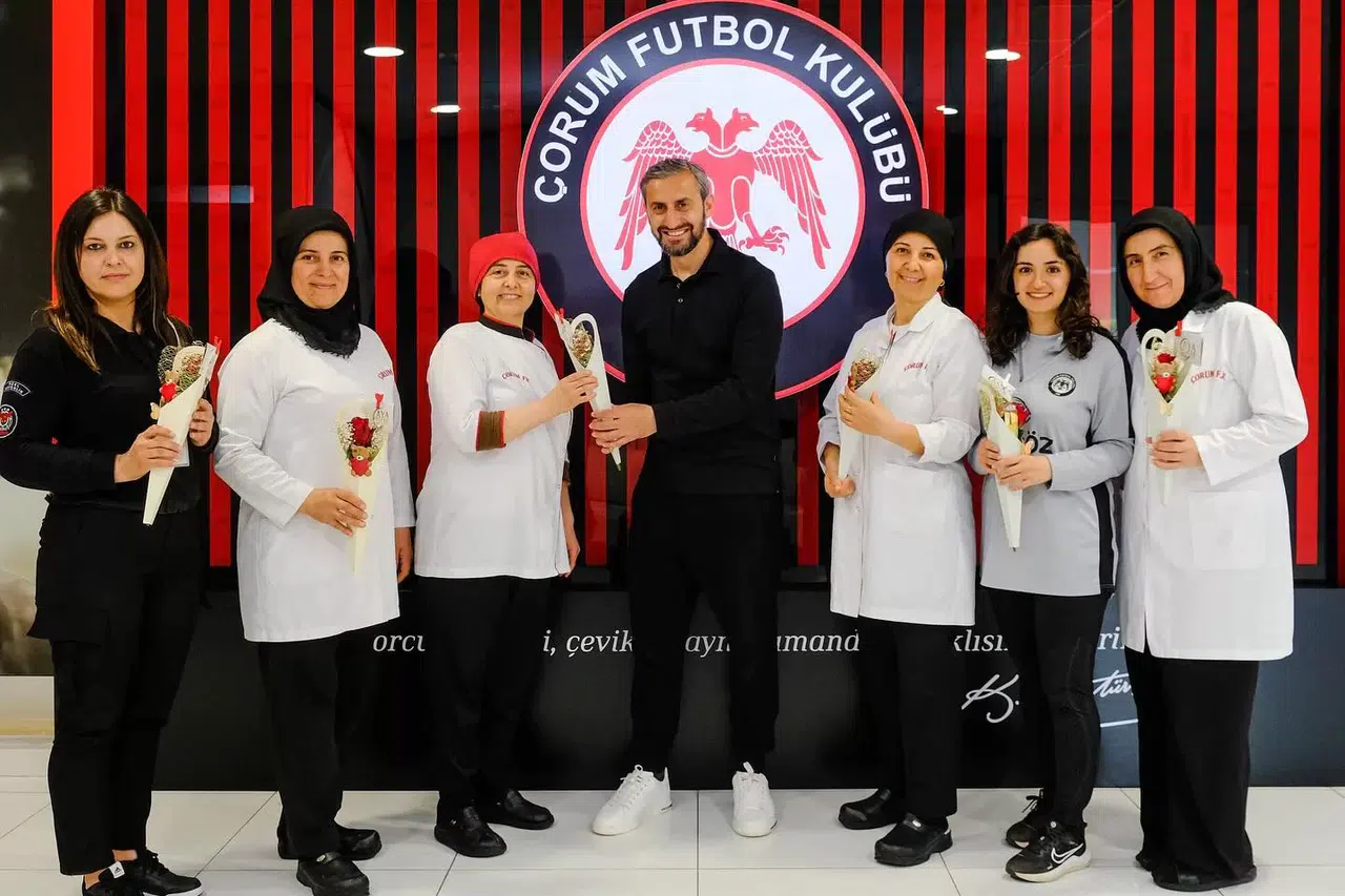 Kırmızı Siyahlılardan Anneler Günü Paylaşımı