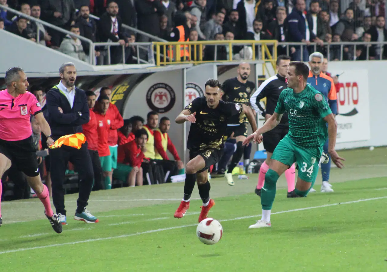 Serkan Özbalta Son 10 Maçta 3’üncü Kırmızı Kartını Gördü