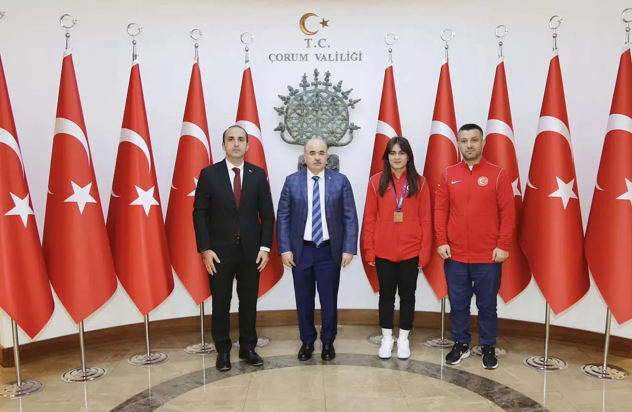 Vali Milli Sporcuları Tebrik Etti