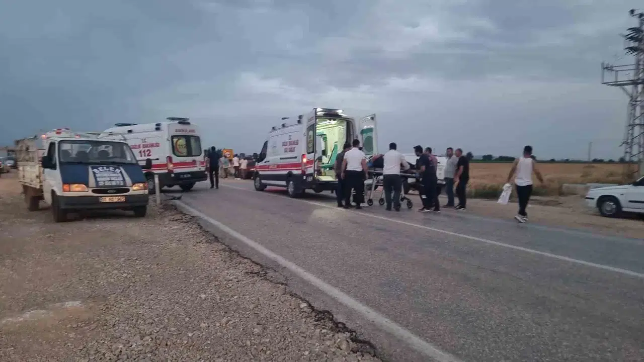 Adana’da İki Araba Baş Başa Çarpıştı: 1 Meyyit, 5 Yaralı
