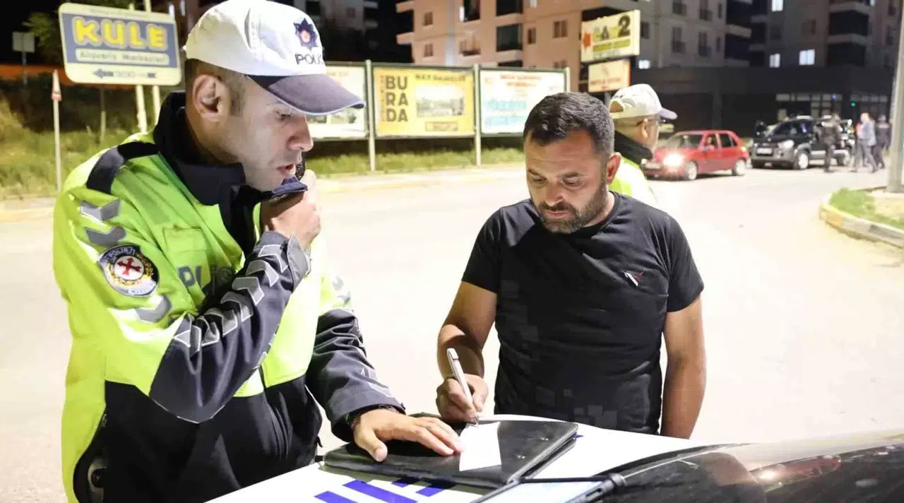 “Alkol Yok Ki Baba” Dedi, Hem 2.37 Promil Alkollü Hem de Ehliyetsiz Çıktı