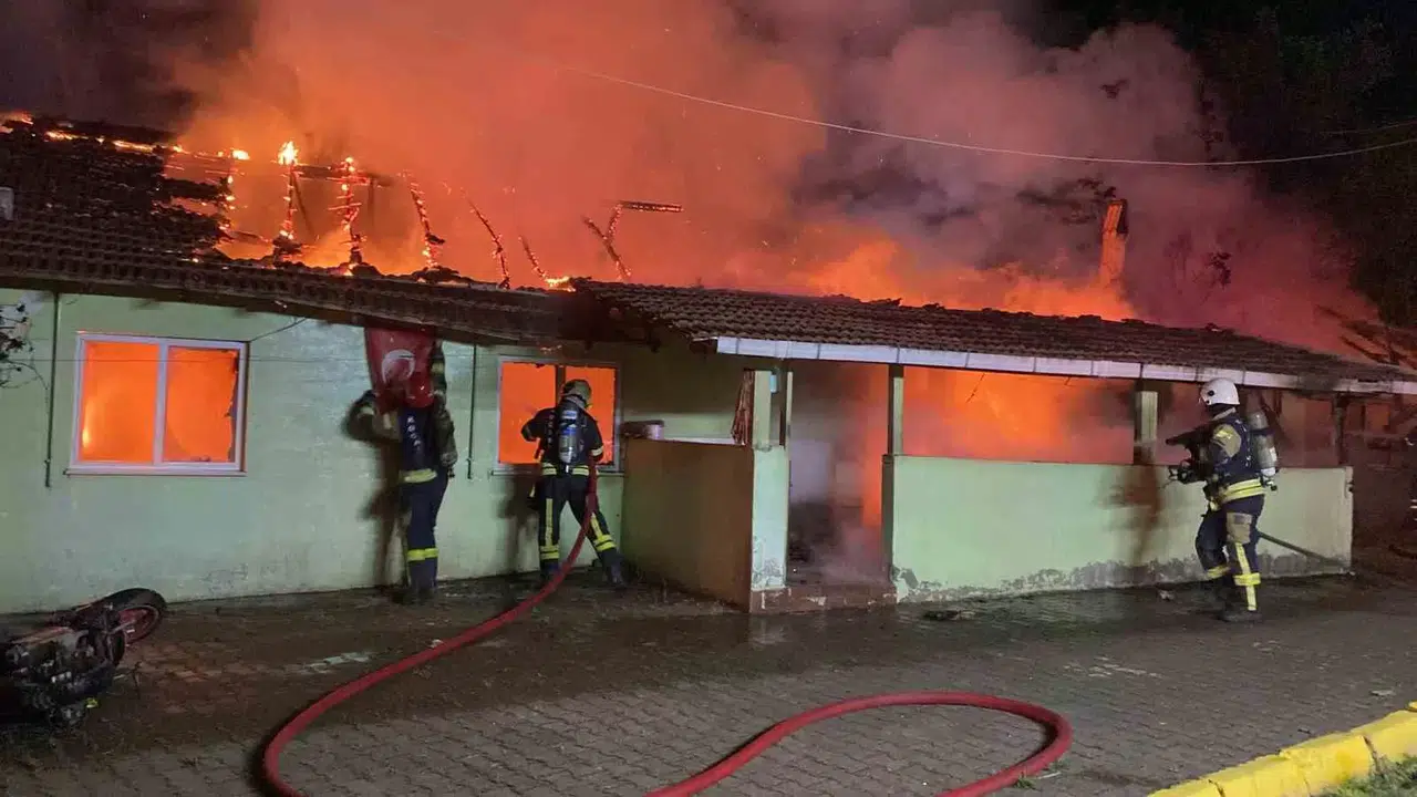 Alkollü Şahıs, Annesiyle İçinde Bulunduğu Meskeni Yaktı