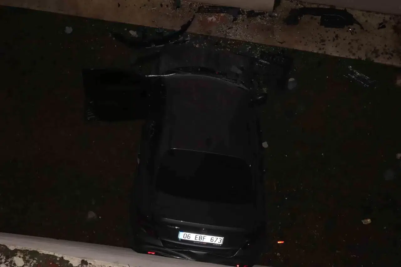 Ankara’da Denetimden Çıkan Araba Binanın 3’üncü Katına Çarptı