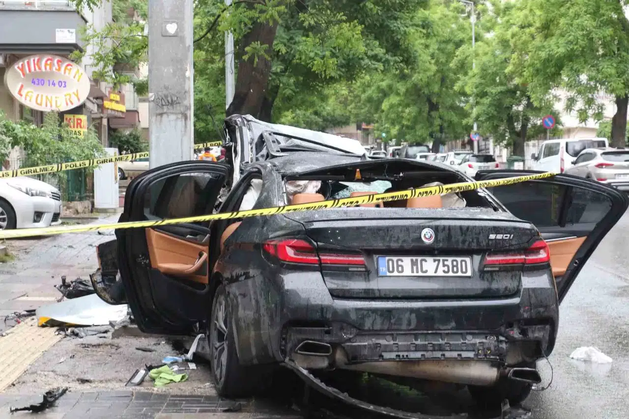 Ankara’da Denetimden Çıkan Araç Direğe Çarptı: 1 Meyyit, 4 Yaralı