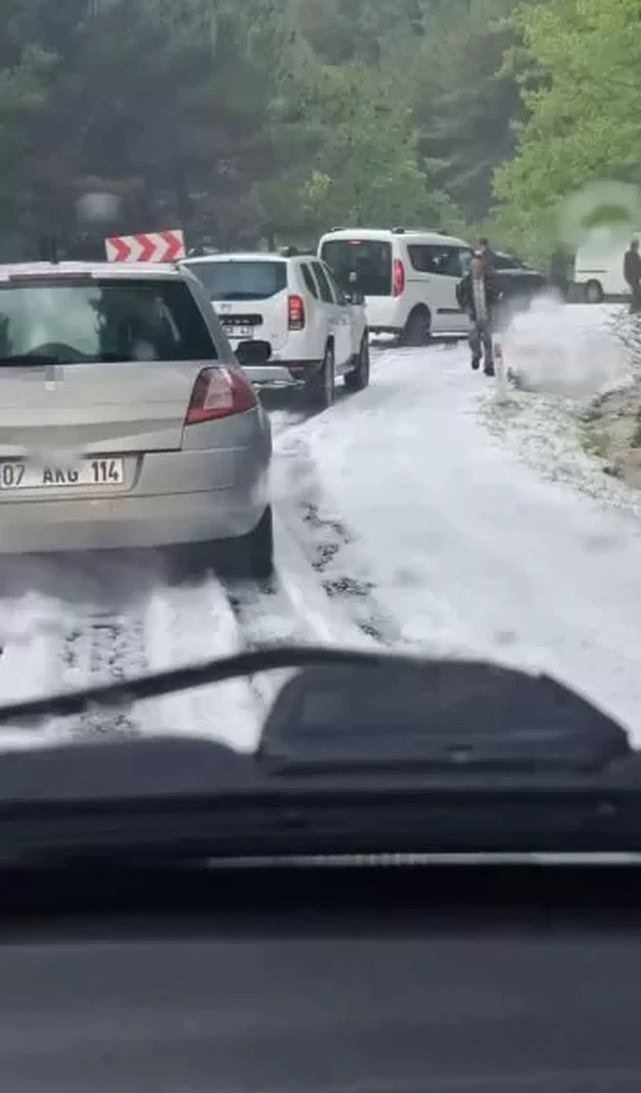 Antalya’da Şiddetli Dolu Yağışı Yayla Yolunu Beyaza Bürüdü