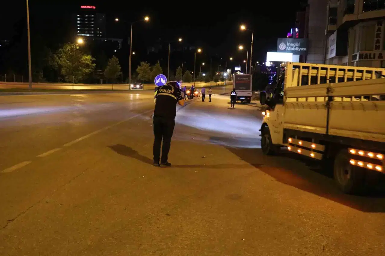 Arabaya Çarpan Motosiklette Bulunan İki Genç Hayatını Kaybetti: Araçtaki Yolcu Kaza Anını Baht Yapıtı Kayda Aldı