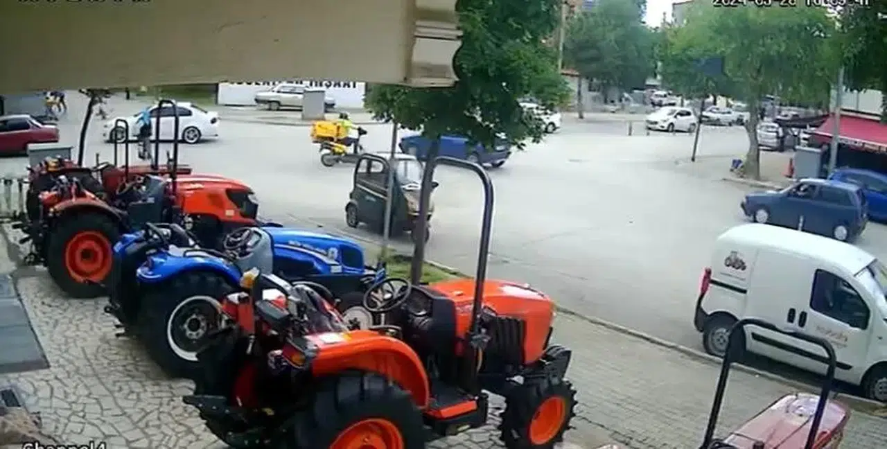 Arabayla Çarpışan Motosikletli Kurye Yaralandı