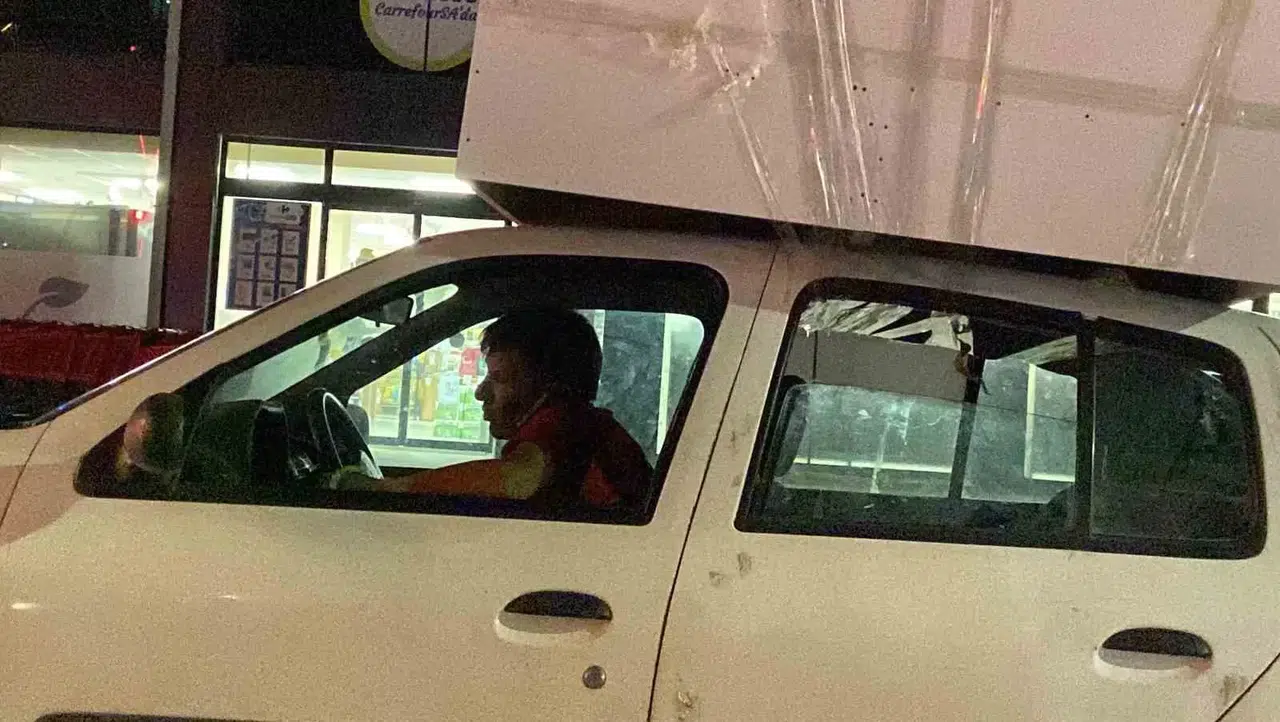 Aracın Tavanına Koli Bandıyla Yapıştırdığı Dolapla Trafikte Bu türlü Seyretti
