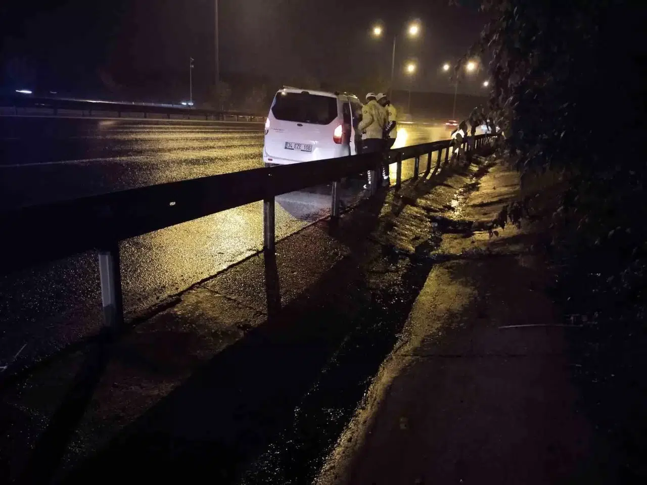 Beykoz’da Denetimden Çıkan Hafif Ticari Araç Arabaya Çarptı: 2 Yaralı
